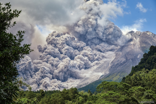 Eruption du Merapi (Ile de Java / Indonésie) // Eruption of Mt Merapi ...